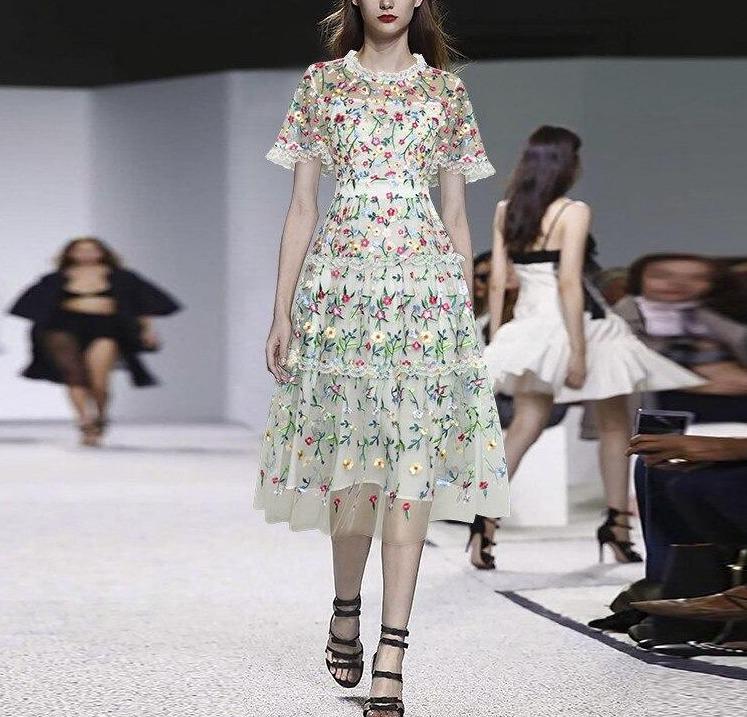 Vestido Branco Moderno Vintage